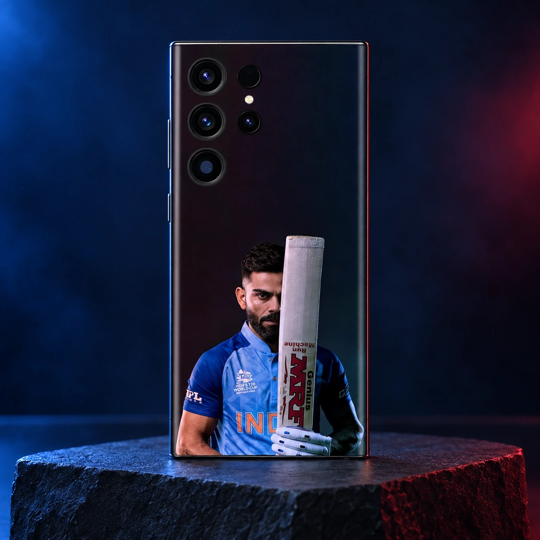 Virat Kohli Bat Portrait Mobile Skin – Blue and crimson studio hero Virat Kohli mobile skin showing his blue-jersey portrait behind an upright bat, blue and crimson studio hero
