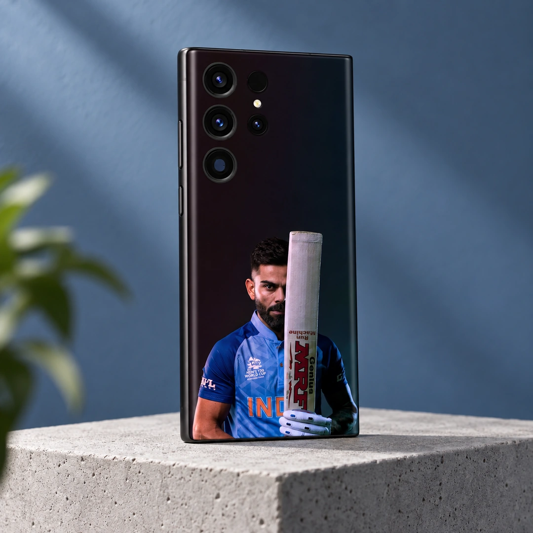 Virat Kohli Bat Portrait Mobile Skin – Concrete studio angle Virat Kohli mobile skin showing his blue-jersey portrait behind an upright bat, concrete studio angle